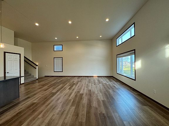 4th image of 1034 27th Ave W