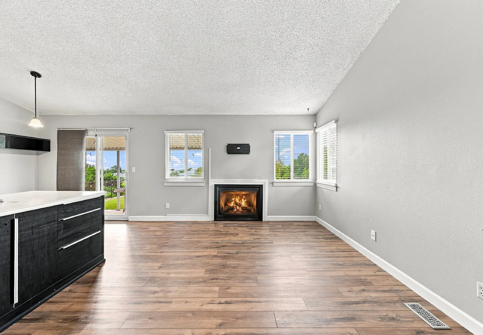 3 bed, 2.0 bath, 1061 sqft, $2,146 — Photo 4