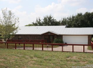 915 Murray Ln, Floresville, TX 78114