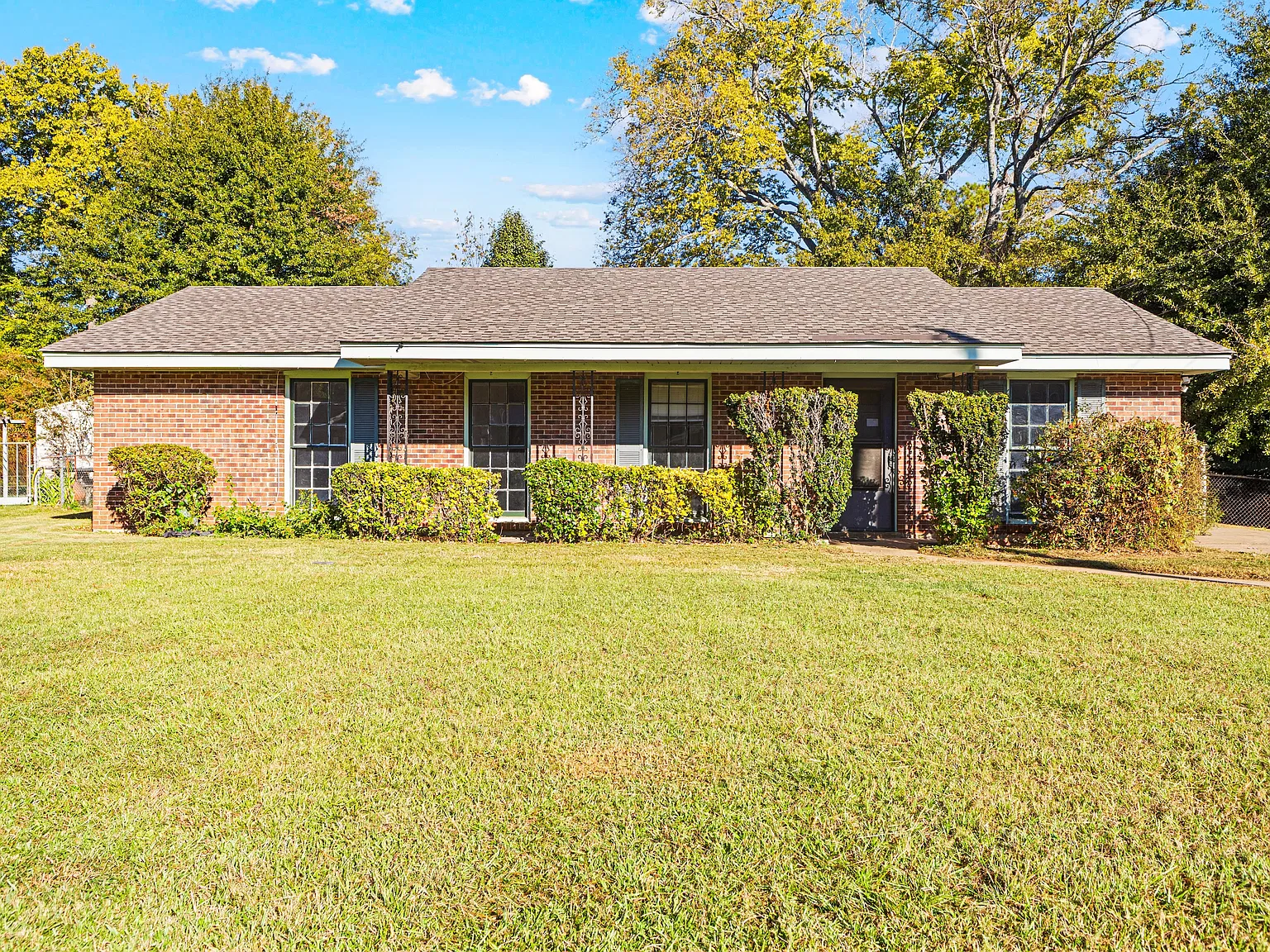4 bed, 1296 sqft, $1,850 — Photo 1