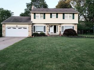 6255 Surrey Dr, North Olmsted, OH 44070