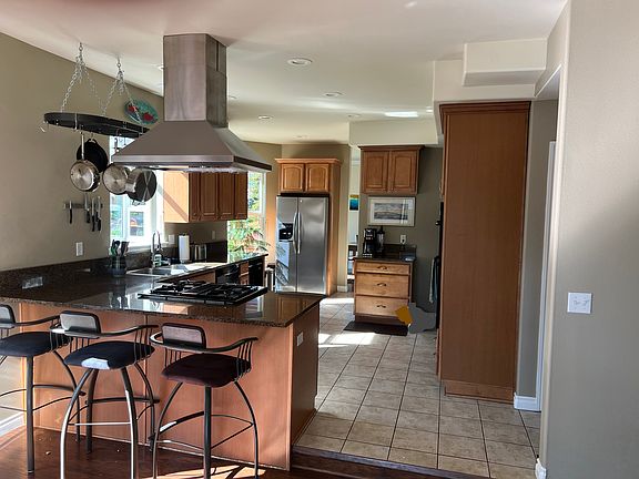 Breakfast bar and kitchen