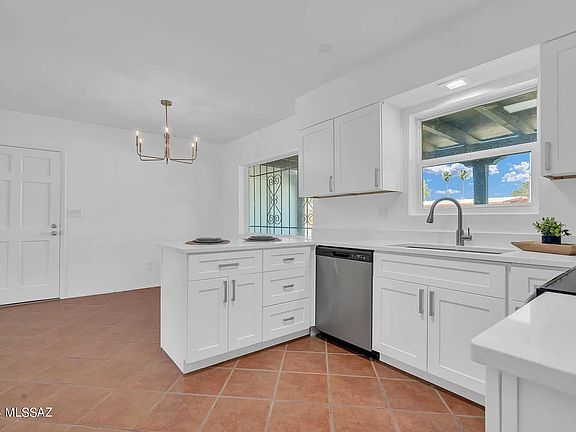 4th image of 705 S La Bellota