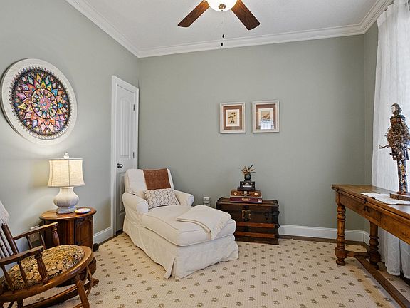 5th image of 323 Holly Oaks Ln