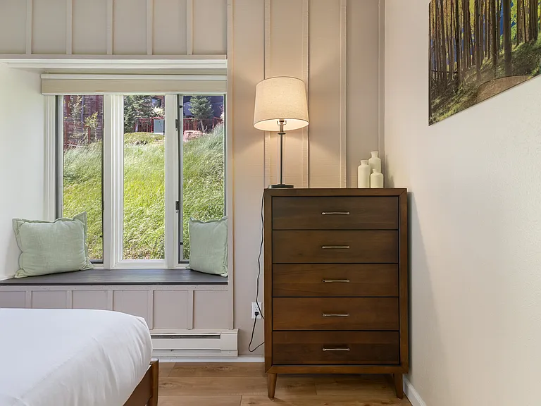 Lower Level Bedroom 2 | Kingsize Bed
