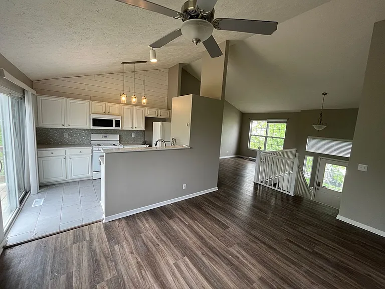 2704 Mesa St — Photo 2
