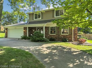 1290 Linville Dr, Waterford, MI 48328