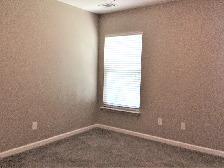 324 Highgate Cir — Photo 17