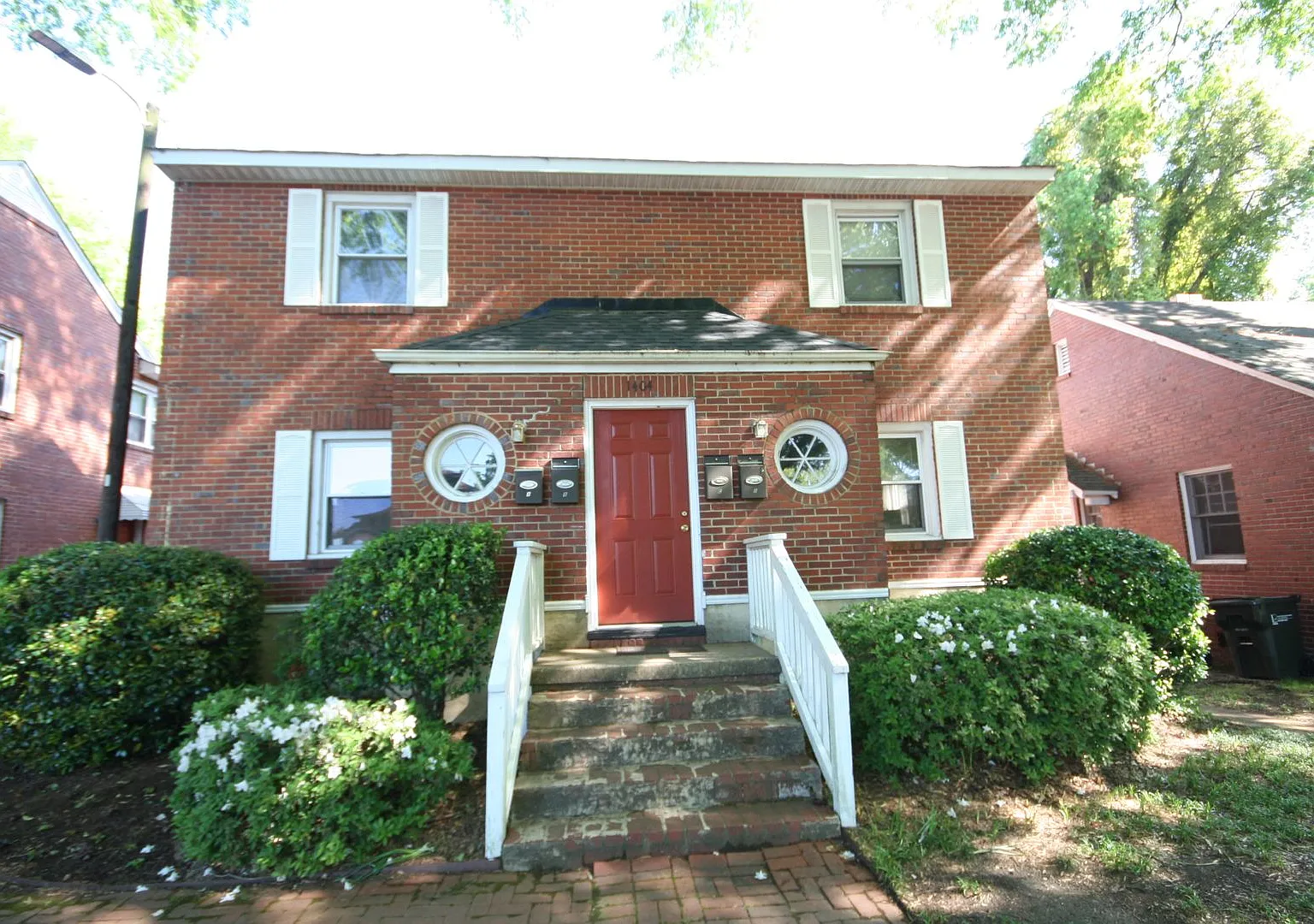 Spacious Second Floor Apartment / Huge Kitchen / Near Duke West and Downtown — Photo 2