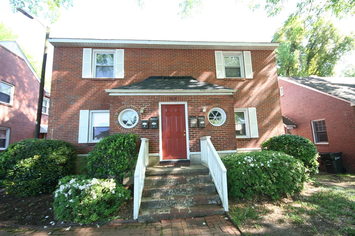 Building Photo - 1404 W Chapel Hill St #C