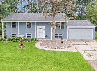 525 Wolverine Dr, Wolverine Lake, MI 48390