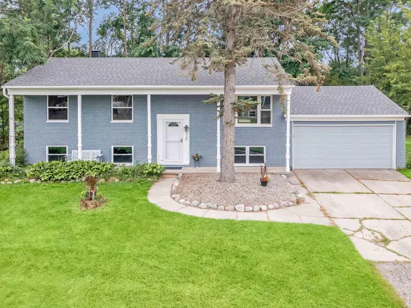 525 Wolverine Dr, Wolverine Lake, MI 48390