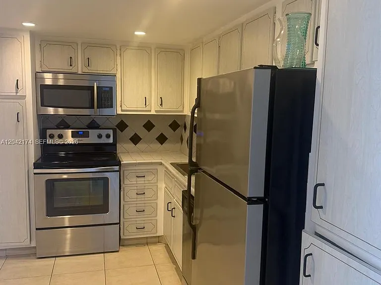5005 Collins Ave #1104 — Photo 6