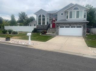 621 W Willow Bend Dr, Centerville, UT 84014