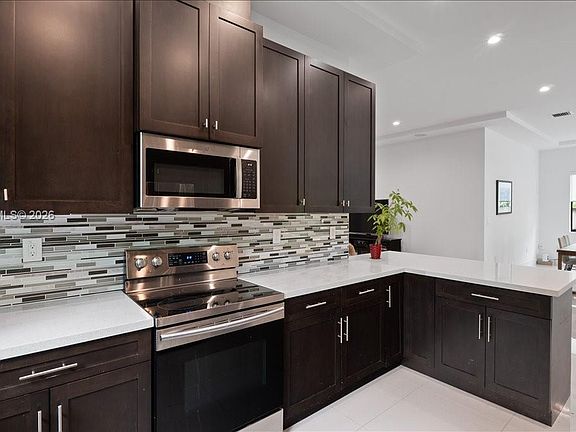 4th image of 1419 SW 14th Ter