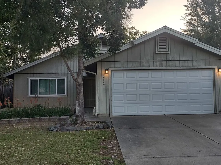 212 Ash St — Photo 1