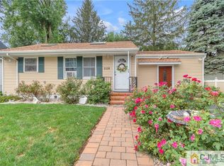 208 Oak Pl, Piscataway, NJ 08854