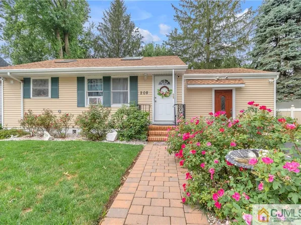 208 Oak Pl, Piscataway, NJ 08854