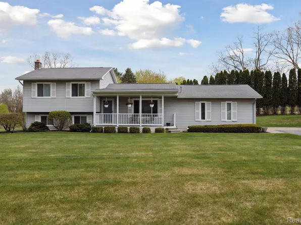 11320 Forest Hills Dr, Fenton, MI 48430