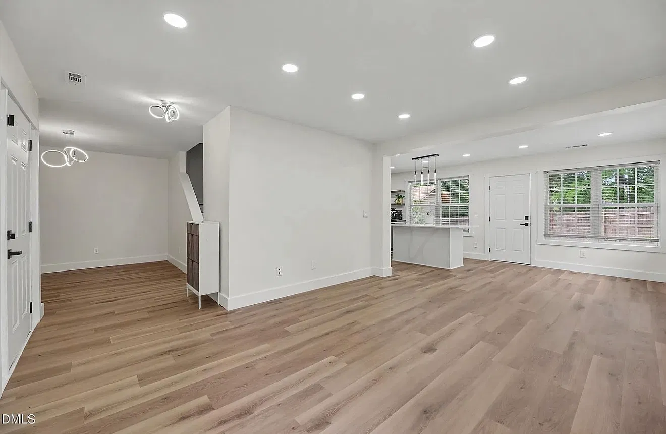 4 bed, 2.5 bath, 1876 sqft, $1,945 — Photo 4