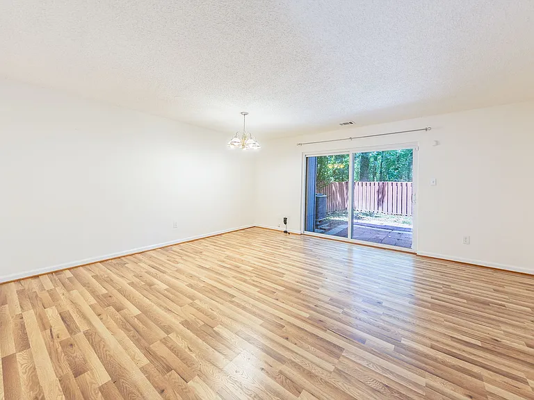 2232 Southgate Sq — Photo 8