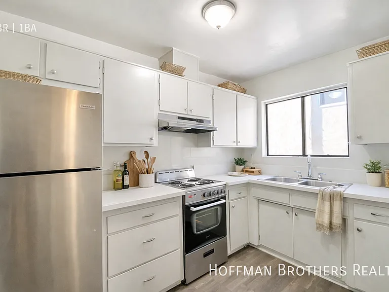 981 Elden Ave #19 — Photo 1