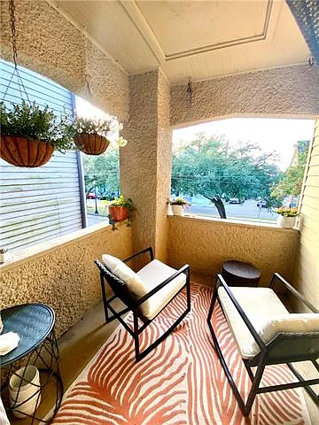 2 bed, 1.0 bath, 1129 sqft, $2,000 — Photo 2