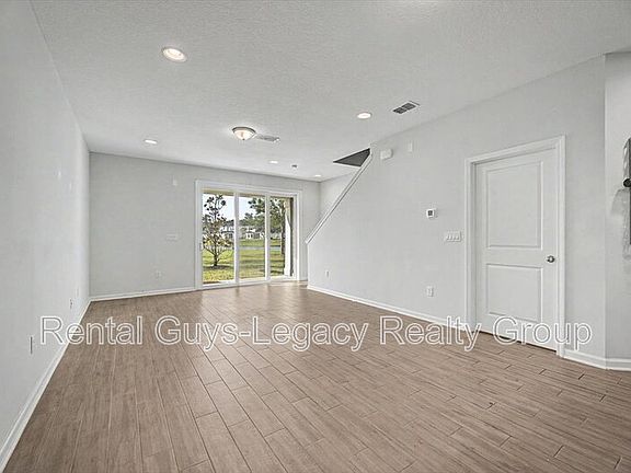5th image of 300 Brandon Lakes Dr