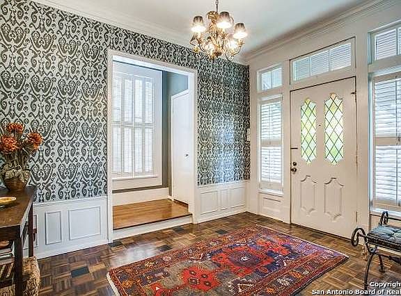 2nd image of 318 W Mistletoe Ave