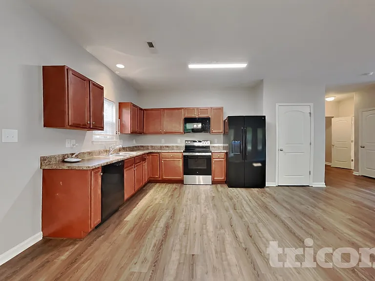 917 Leatherstone Ln — Photo 5
