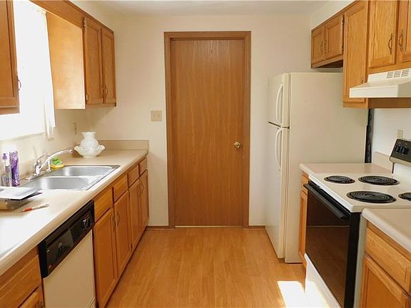 4th image of 121 Windermere Dr