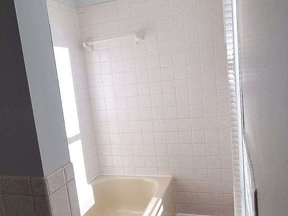 4th image of 414 Hollister Ave