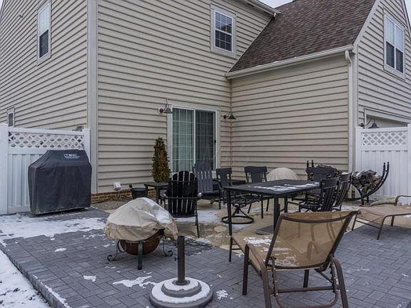 4th image of 784 Woodbend Dr