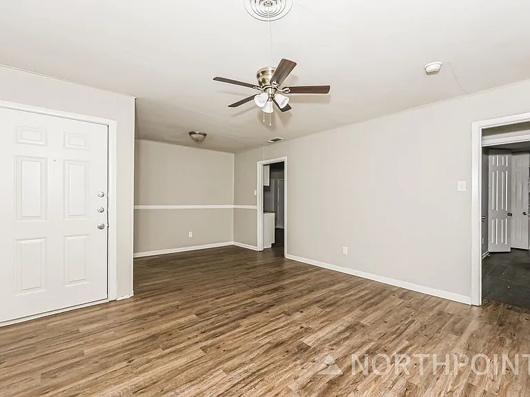 2207 Dennis St — Photo 4