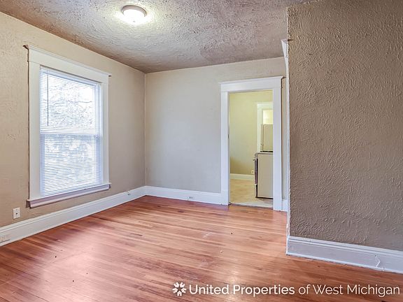 5th image of 138 Sweet St NE #02