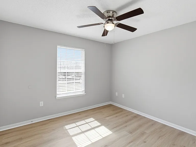 Englewood Apartments — Photo 18