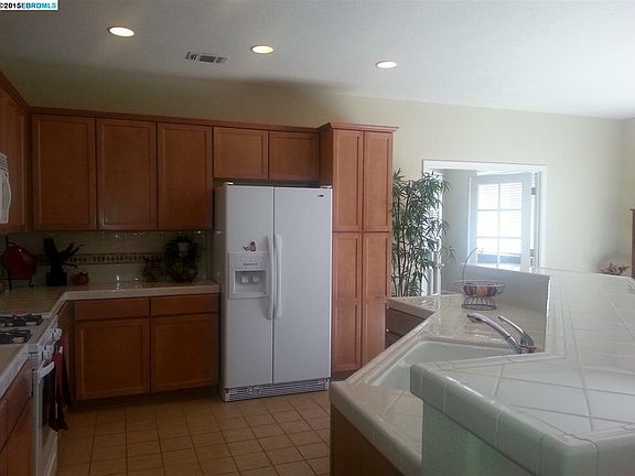 Easy living kitchen with large breakfast bar