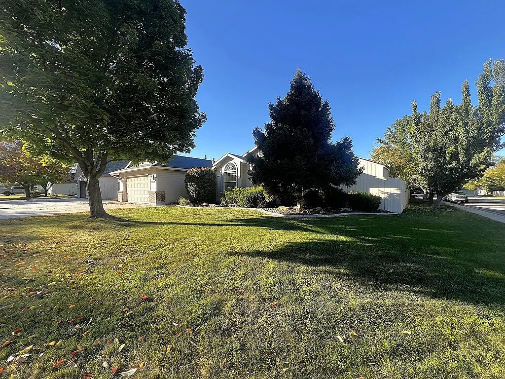 3 bed, 1673 sqft, $2,395 — Photo 2