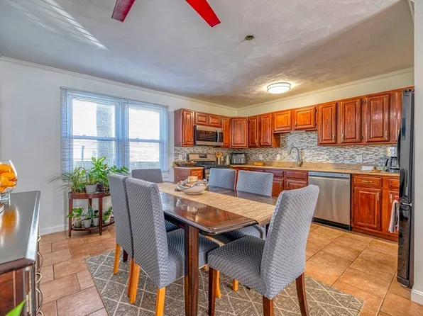 434 Linden St APT 2, Fall River, MA 02720