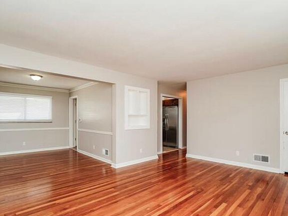 4th image of 2827 E Livingston Ave