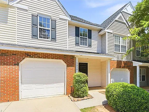 2 bed, 2.5 bath, 1292 sqft, $1,650 — Photo 2