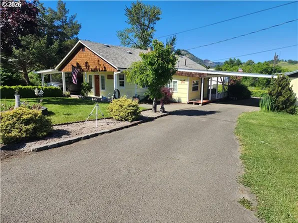 795 E St, Riddle, OR 97469