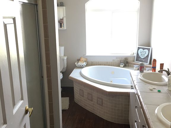 Master. Jetted tub, dbl sink