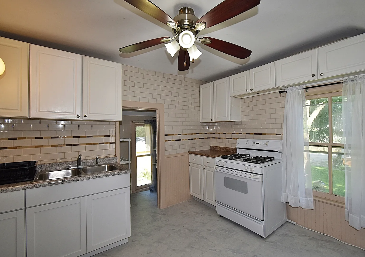 2 bed, 900 sqft, $1,795 — Photo 2