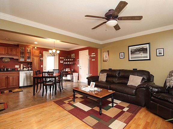 3rd image of 813 Chestnut Dr