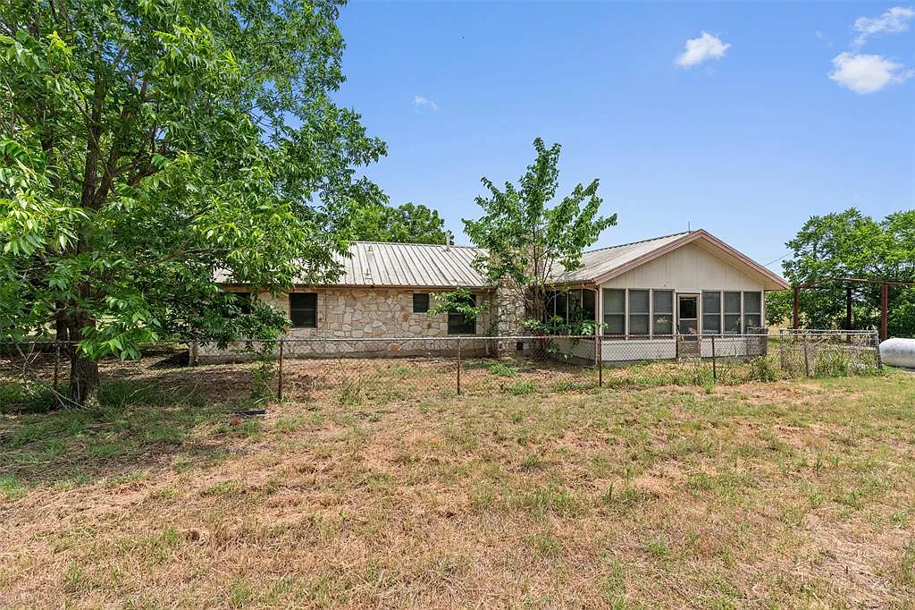 3 bed, 2.0 bath, 1697 sqft, $2,500 — Photo 1