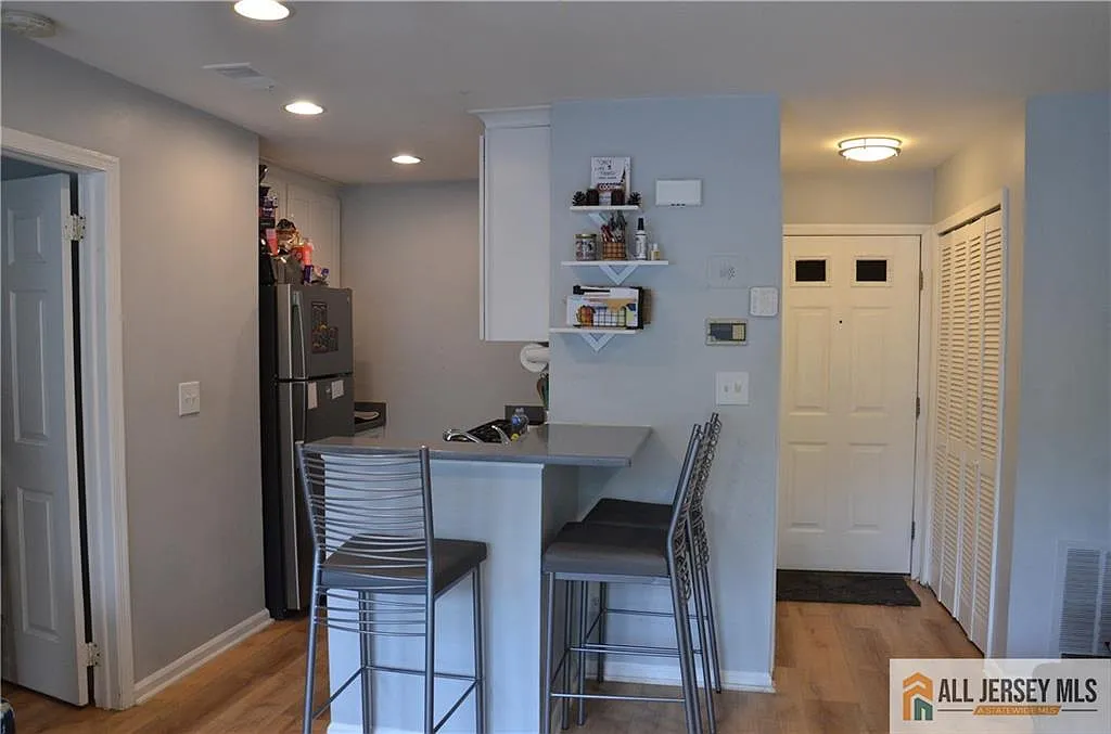 1 bed, 1.0 bath, 469 sqft, $1,695 — Photo 2