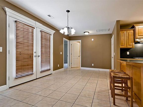 4th image of 304 NW Saddlebrook Dr