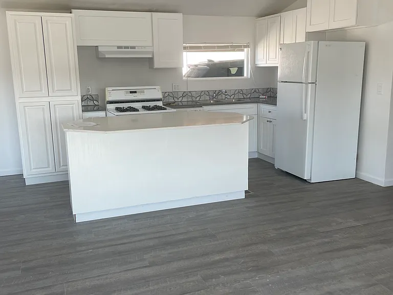 876 Roadrunner Dr — Photo 2