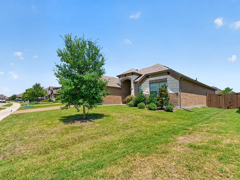 2819 Diamondback Dr — Photo 3